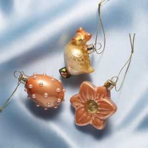 Hovedbilde P&aring;skepynt I glass -oransje kylling, egg og blomst